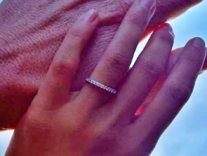 長谷川潤さんの結婚指輪のアップ画像