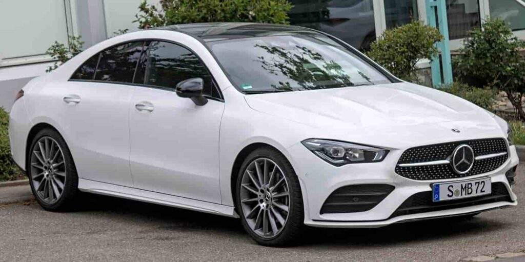 メルセデス・ベンツ Cクラス or CLA